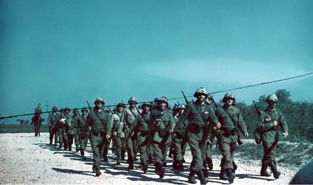 Rumдnische Infanterie auf dem Marsch